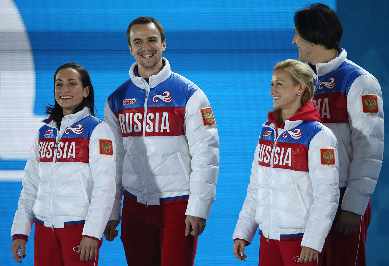 Российские спортсмены Ксения Столбова и Федор Климов, завоевавшие серебро, Татьяна Волосожар и Максим Траньков, завоевавшие золото в соревнованиях по фигурному катанию среди спортивных пар (слева направо) на церемонии награждения призеров XXII Зимних Олимпийских игр. dqxikeidqxiqxxant