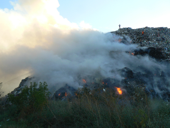 Три часа борьбы с огнем: в Хмельницком произошел пожар на полигоне с бытовыми отходами. Опубликованы фото
<div class=