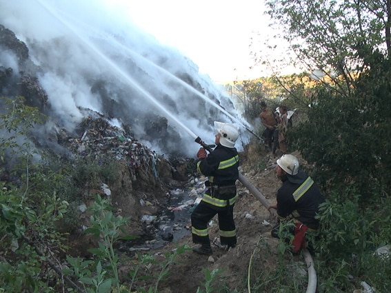 Три часа борьбы с огнем: в Хмельницком произошел пожар на полигоне с бытовыми отходами. Опубликованы фото
<div class=