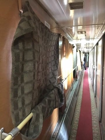 В поезде Львов-Мариуполь завесили одеялами окна В поезде Львов-Мариуполь завесили одеялами окна dqxikeidqxitkant