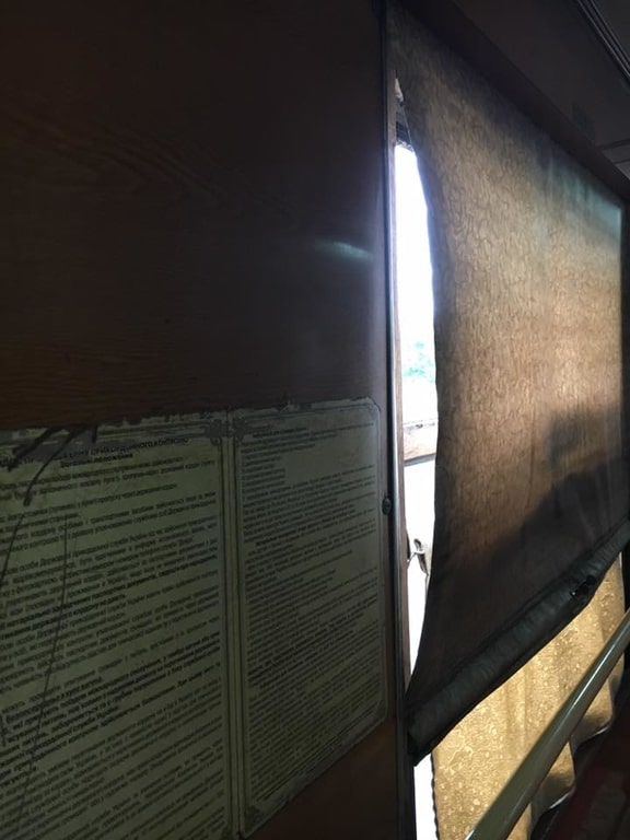 В поезде Львов-Мариуполь завесили одеялами окна В поезде Львов-Мариуполь завесили одеялами окна