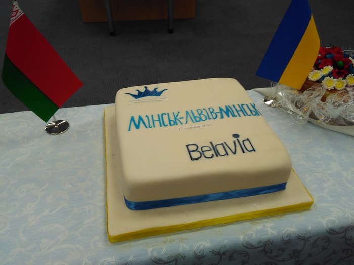 Садовий встиг на частування тортом в аеропорт (ФОТО) - фото 1 Садовий встиг на частування тортом в аеропорт (ФОТО) - фото 1 dqxikeidqxiqqeant