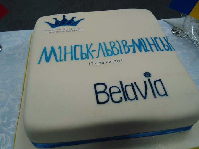 Садовий встиг на частування тортом в аеропорт (ФОТО) - фото 2 Садовий встиг на частування тортом в аеропорт (ФОТО) - фото 2