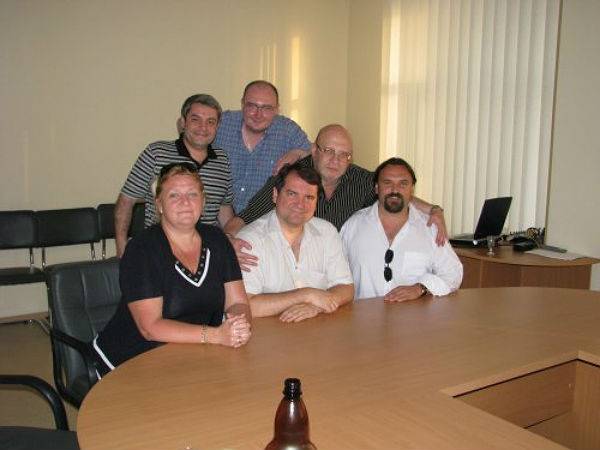 Теплая компания друзей Кремля. Донецк, 2010 г.. На фото, слева направо — стоят: доцент Киево-Могилянской академии Вадим Менжулин, автор лозунга «За Родину! За Сталино!», зам. директора украинского филиала так называемого Института стран СНГ Денисов, преподаватель Барышников. Сидят — проректор ДонНУ Мармазова, директор упомянутого филиала Корнилов, московский пропагандист Чаленко