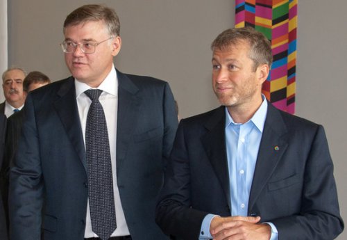 Российские олигархи Александр Абрамов (слева) и Роман Абрамович (справа)