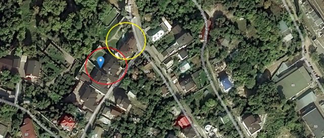 Будинок Костянтина Моргуна виділений червоним, матері Юрія Поляченка - жовтим