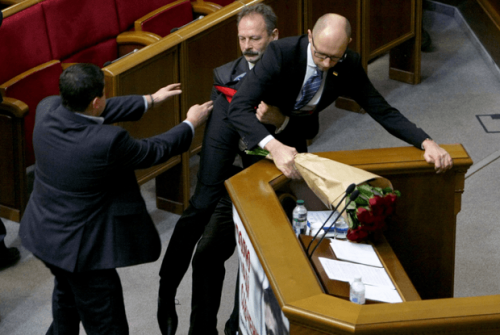 Максим Бурбак спешит на помощь