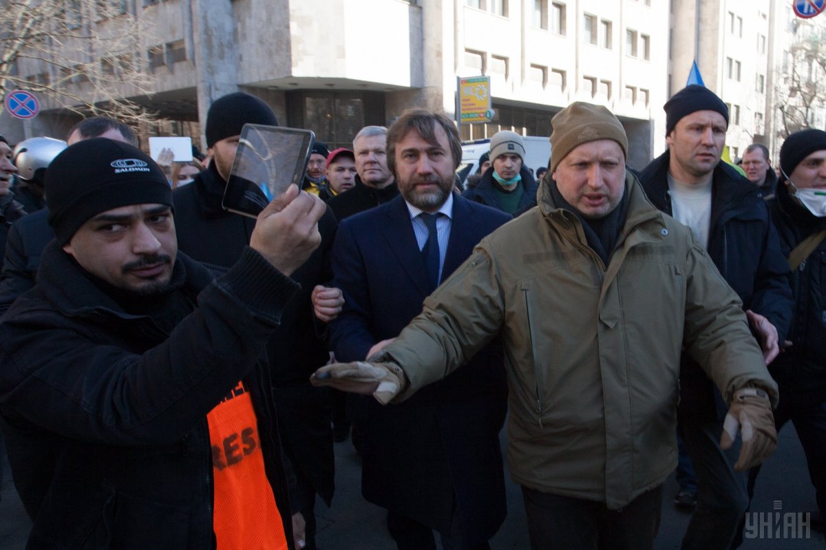 Мустафа Найем, Вадим Новинский и Александр Турчинов во время столкновений возле штаба