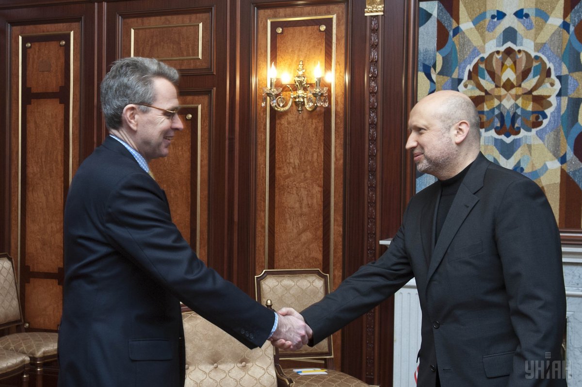 Глава ВР Александр Турчинов и посол США в Украине Пайетт во время встречи в Киеве, в воскресенье, 23 февраля 2014 / УНИАН