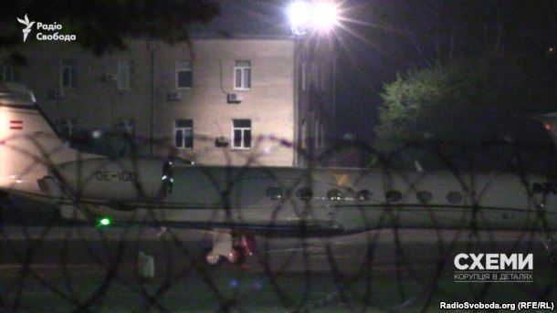 Літак, на якому прилетіла родина Герег