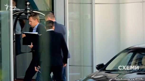 Знову камера фіксує депутата Хомутинніка в аеропорту