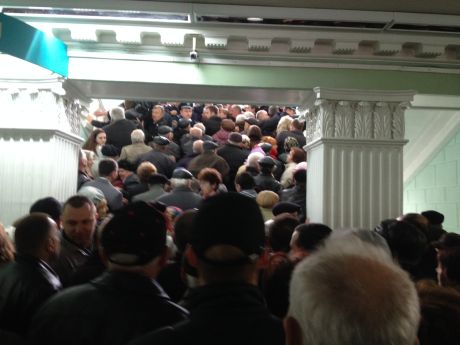 Полтавці штурмують міськраду Полтавці штурмують міськраду