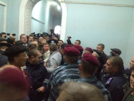 У міськраду прибув Беркут У міськраду прибув Беркут