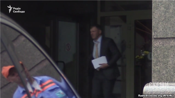 Сергій Тищенко виходить з ресторану «Інк» після зустрічі з Грановським