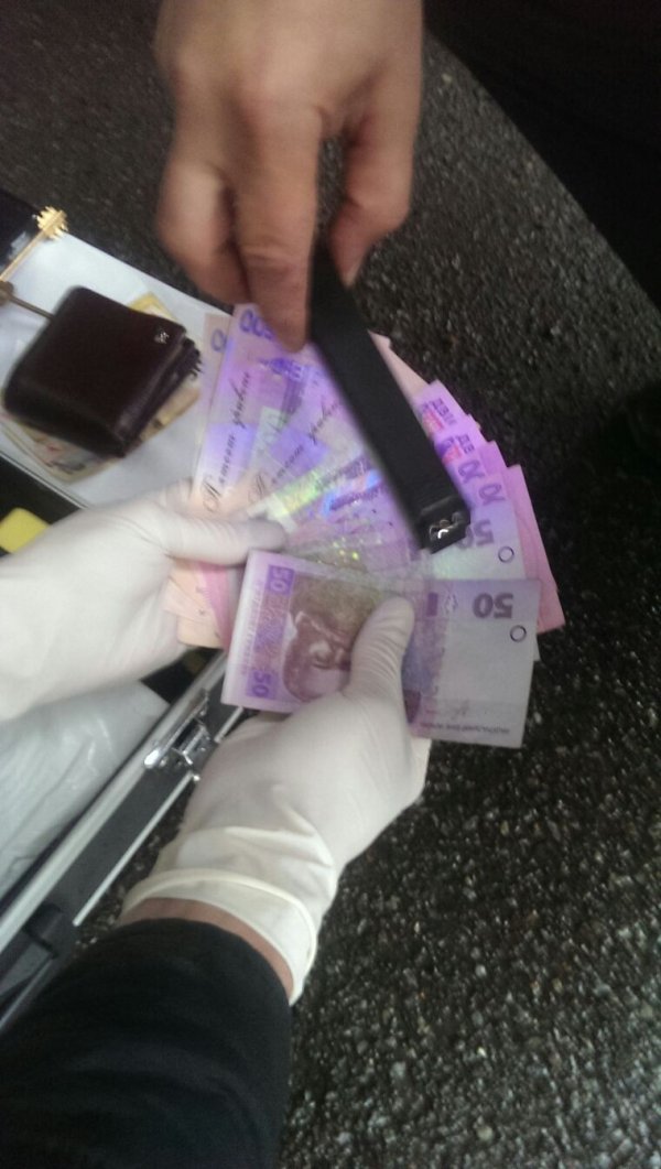 Во Львовской области патрульный «погорел» на взятке (ФОТО) Во Львовской области патрульный «погорел» на взятке (ФОТО) dqxikeidqxiqqeant