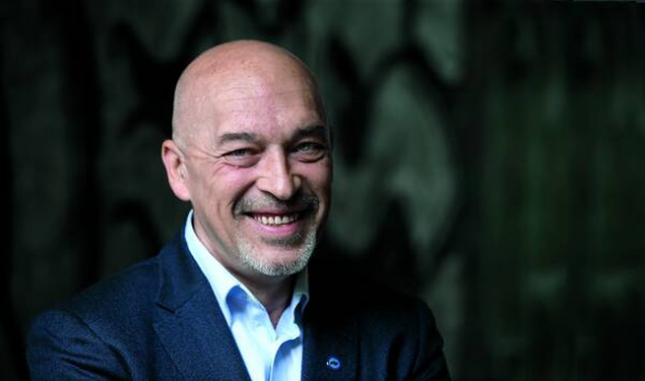 Георгій ТУКА, 52 роки, заступник міністра з питань тимчасово окупованих територій і внутрішньо переміщених осіб. Народився 24 листопада 1963 року в Києві. Батько – викладач, доктор технічних наук, лауреат державної премії СРСР, спеціаліст із питань радіолокації та озброєння. Мати – перекладач з англійської та французької. ”Старший брат пішов з життя, серце не витримало”. У дев’ятому класі мав довге волосся. Під час ремонту на дачі на голову впала банка фарби, довелося стригтися наголо. Наступного дня семеро його друзів зробили те саме на знак підтримки. Директор школи відсторонила їх від занять на три дні. Думала, це акція протесту. Багато бився з однолітками. Але ніколи – за дівчину. Має диплом військового перекладача. Також навчався на факультеті автоматизованих систем управління Політехнічного інституту. Займався бізнесом. Під час Революції гідності отримав поранення 18 лютого 2014 року. Разом з іншими волонтерами створив громадську організацію ”Народний тил”. Був головою Луганської обласної адміністрації. У другому шлюбі – 21 рік. З дружиною виховують 16-річну доньку Єлизавету. ”Випила з мами всю кров. Із мене – не виходить, бо мене вдома нема”. Від першого шлюбу має 28-річного сина Павла. Він захищав Донецький аеропорт. Палить із 14 років. Щодня викурює по три пачки цигарок. Захоплюється стрільбою, шахами. Любить собак. Має веймаранера на ім’я Обік. ”Це – мисливська порода. Мішок позитивних емоцій: виходиш на півгодини, а зустрічає так, ніби півроку не бачив”. Улюблений фільм – ”Хрещений батько” (Френсіса Форда Копполи). Мріє про дім. ”Двоповерховий. Якщо не власноруч, то за моїми кресленнями. Він не був би великим. Мінімалізм, контраст світлого й темного”. Улюблений алкоголь – тризірковий коньяк ”Армянский”. Володіє англійською та польською, крім української та російської. Улюблена страва – борщ. ”Має бути такий, щоб ложка стояла. Обов’язково з квасолею. Тільки мама такий варить” dqxikeidqxiqqeant