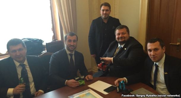 Фотографія зі сторінки Сергія Рибалка у Facebook, на якій депутати Радикальної партії їдять «родинні» снеки Рибалки