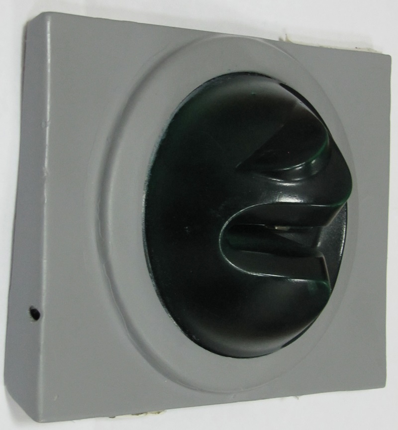 Отверстие слева - для записывающего пин-код устройства