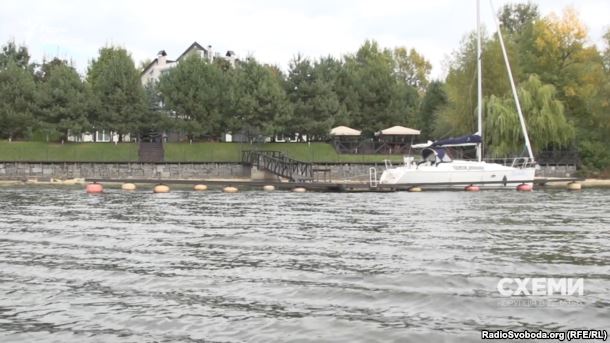 Паркан біля будинку на Трухановому острові майже впритул підходить до води