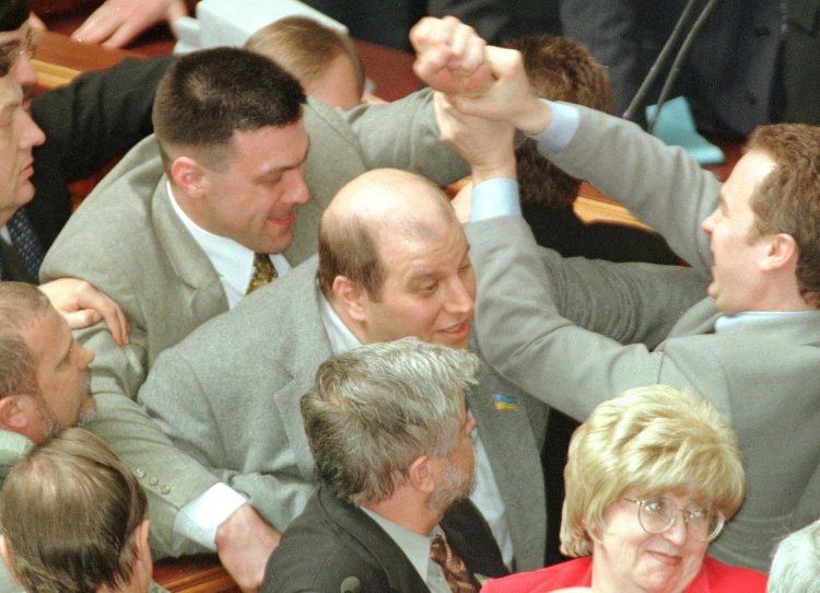 Олег Тягнибок (слева) - депутат Верховной Рады, 2001 г. Фото: УНИАН