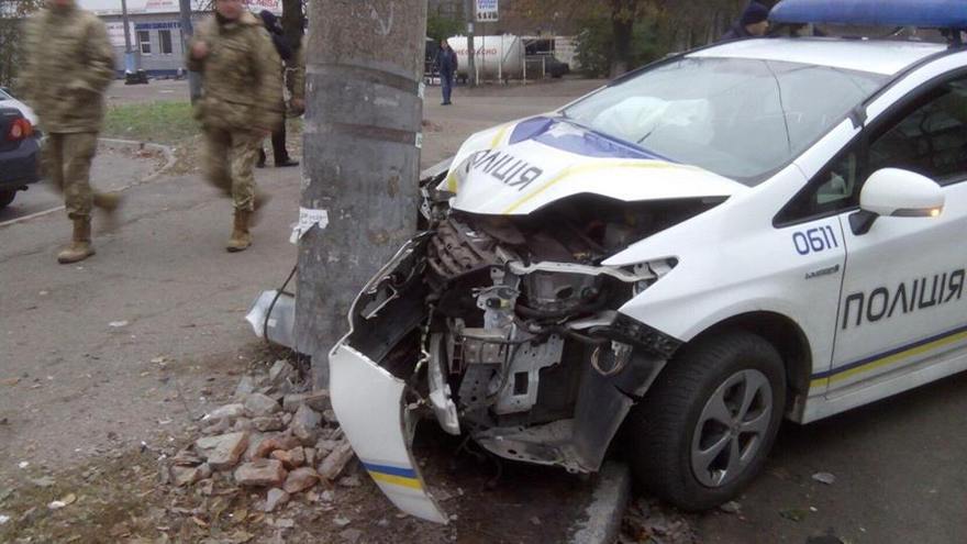 ДТП в Днепре: патрульные полицейские влетели в столб ДТП в Днепре: патрульные полицейские влетели в столб dqxikeidqxiqqeant