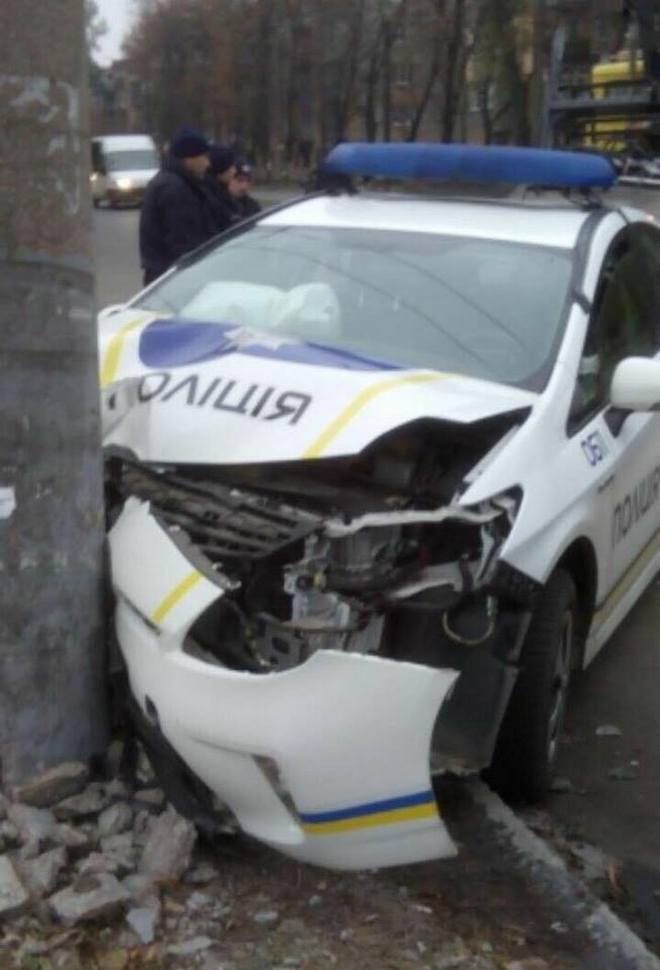 ДТП в Днепре: патрульные полицейские влетели в столб ДТП в Днепре: патрульные полицейские влетели в столб