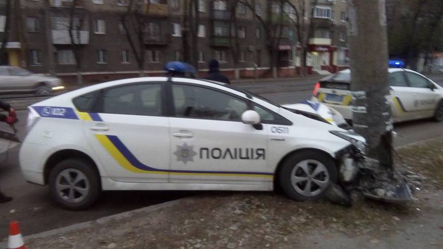 ДТП в Днепре: патрульные полицейские влетели в столб ДТП в Днепре: патрульные полицейские влетели в столб
