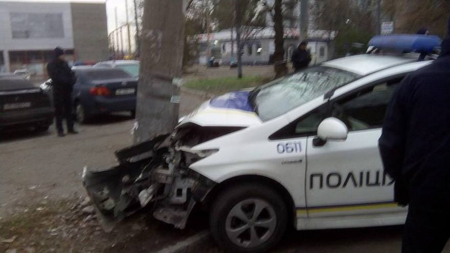 ДТП в Днепре: патрульные полицейские влетели в столб ДТП в Днепре: патрульные полицейские влетели в столб