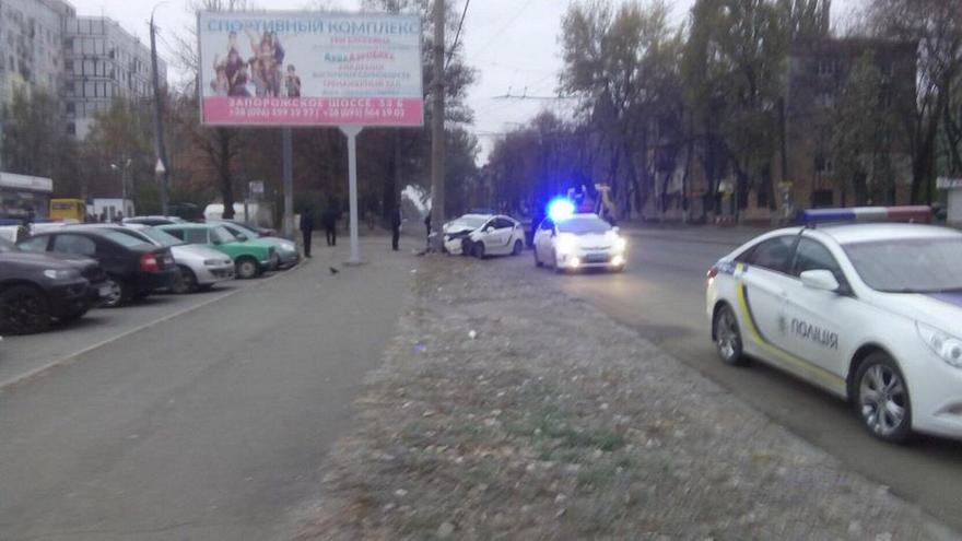 ДТП в Днепре: патрульные полицейские влетели в столб ДТП в Днепре: патрульные полицейские влетели в столб