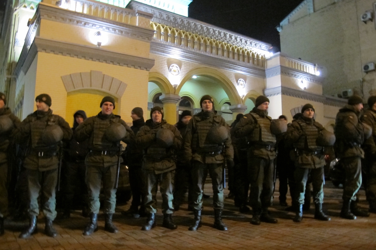 Охорона синагоги. Всі фото -