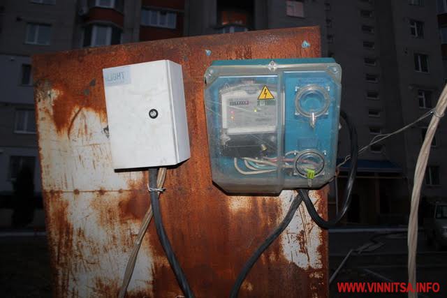 Винница.info: Дім під напругою. До вінницької 9-поверхівки електрика подається через кабелі, що тягнуться по стінах будинку Винница.info: Дім під напругою. До вінницької 9-поверхівки електрика подається через кабелі, що тягнуться по стінах будинку