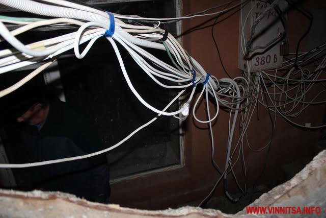 Винница.info: Дім під напругою. До вінницької 9-поверхівки електрика подається через кабелі, що тягнуться по стінах будинку Винница.info: Дім під напругою. До вінницької 9-поверхівки електрика подається через кабелі, що тягнуться по стінах будинку