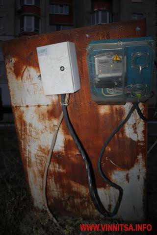 Винница.info: Дім під напругою. До вінницької 9-поверхівки електрика подається через кабелі, що тягнуться по стінах будинку Винница.info: Дім під напругою. До вінницької 9-поверхівки електрика подається через кабелі, що тягнуться по стінах будинку