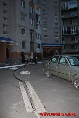 Винница.info: Дім під напругою. До вінницької 9-поверхівки електрика подається через кабелі, що тягнуться по стінах будинку Винница.info: Дім під напругою. До вінницької 9-поверхівки електрика подається через кабелі, що тягнуться по стінах будинку