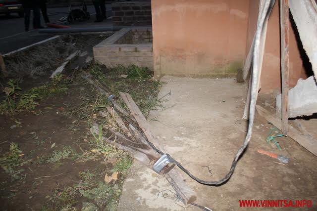 Винница.info: Дім під напругою. До вінницької 9-поверхівки електрика подається через кабелі, що тягнуться по стінах будинку Винница.info: Дім під напругою. До вінницької 9-поверхівки електрика подається через кабелі, що тягнуться по стінах будинку