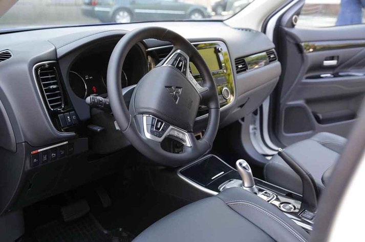 Презентація поліцейського MitsubishiOutlander PHEV