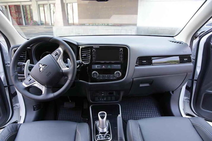 Презентація поліцейського MitsubishiOutlander PHEV