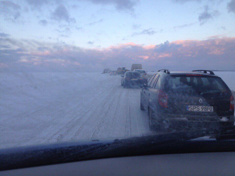 Жахлива аварія сталась на засніженій дорозі під Львовом Жахлива аварія сталась на засніженій дорозі під Львовом dqxikeidqxiqqeant