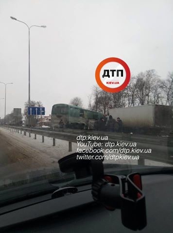 Под Киевом фура столкнулась с автобусом: опубликовано фото
<div class=