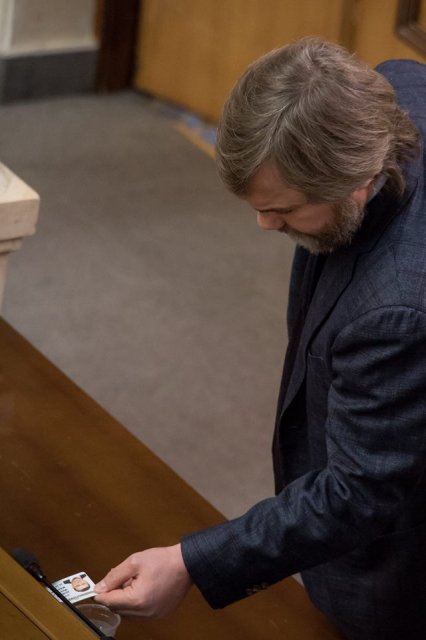 Вадим Новинский попался с карточкой Добкина в Верховной Раде - 25509 Вадим Новинский попался с карточкой Добкина в Верховной Раде - фото 25509 dqxikeidqxitkant