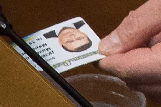 Вадим Новинский попался с карточкой Добкина в Верховной Раде - 25507 Вадим Новинский попался с карточкой Добкина в Верховной Раде - фото 25507