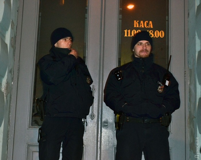 Полиция никого не пускает в театр