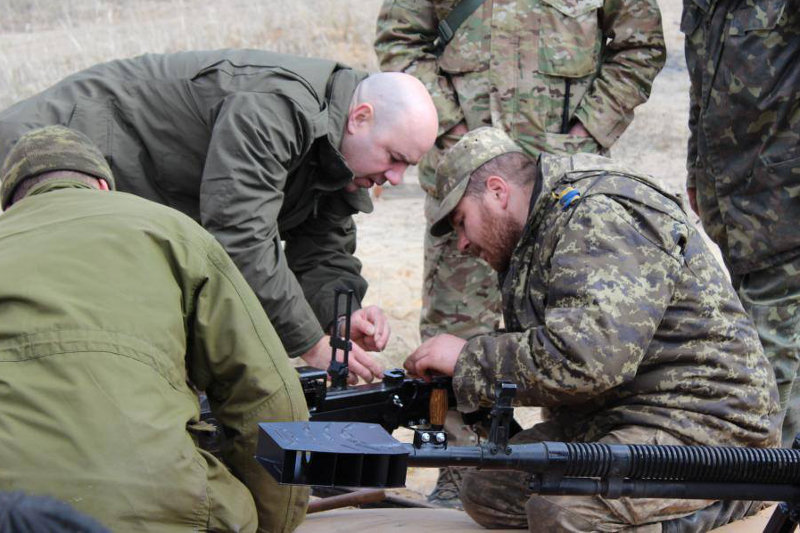 Волонтер Роман Доник (слева) dqxikeidqxitkant