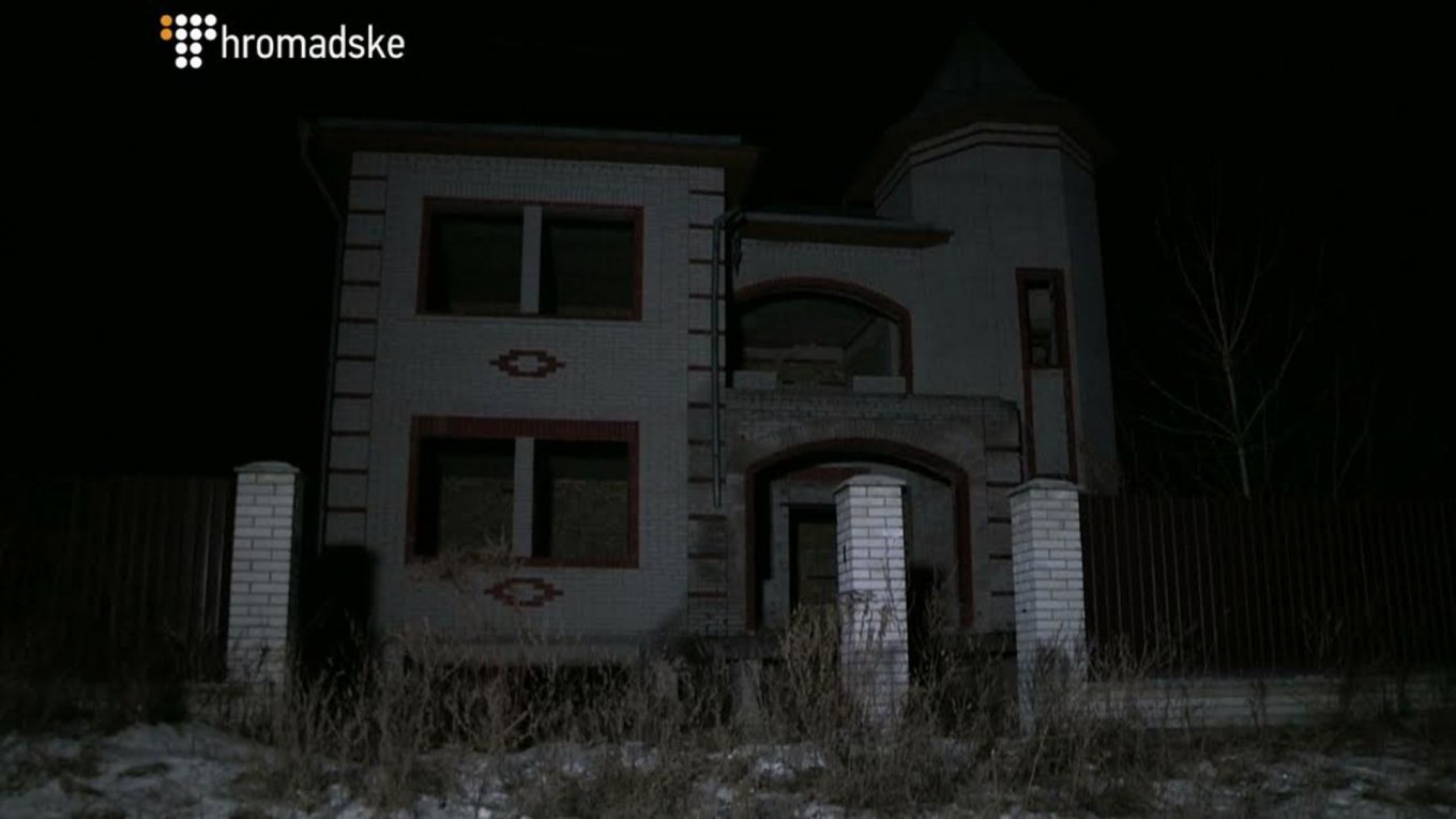 Недостроенный дом, в котором полицейские разведчики якобы устроили наблюдательный пункт