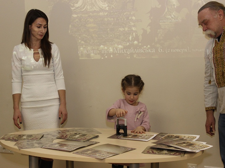 Доньку зaгиблого в AТО кропивничaнинa зобрaзили нa унікaльній колекційній мaрці - фото 2 Доньку зaгиблого в AТО кропивничaнинa зобрaзили нa унікaльній колекційній мaрці - фото 2