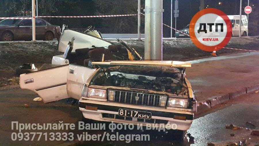 Смертельное ДТП в Киеве - Тойота врезалась в столб, есть погибшие - 28800 Смертельное ДТП в Киеве - Тойота врезалась в столб, есть погибшие - фото 28800