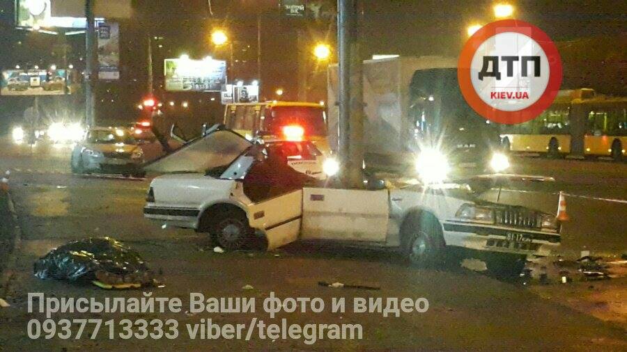 Смертельное ДТП в Киеве - Тойота врезалась в столб, есть погибшие - 28799 Смертельное ДТП в Киеве - Тойота врезалась в столб, есть погибшие - фото 28799