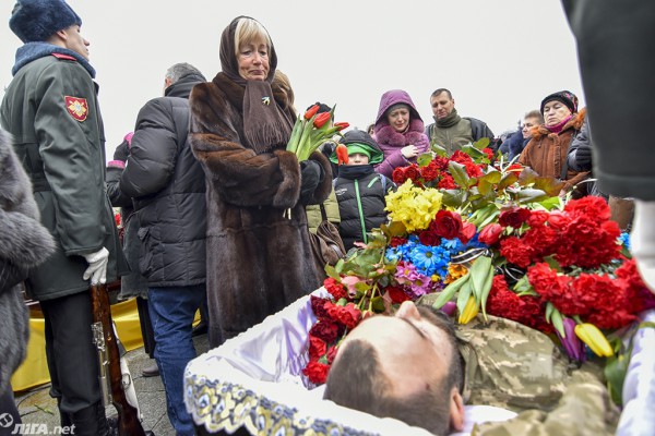 На Майдане 1 февраля 2017 года простились с погибшими бойцами 72 ОМБР. Четверо бойцов погибли в боях 29 января, еще трое - 30 января.