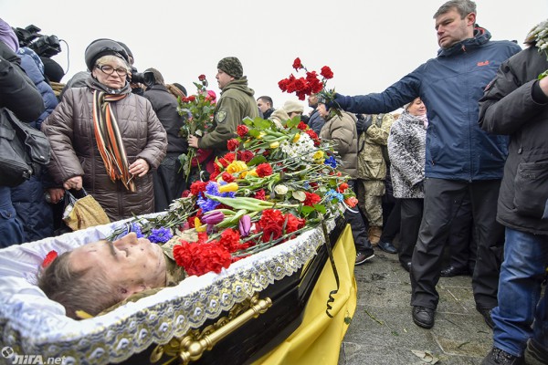 На Майдане 1 февраля 2017 года простились с погибшими бойцами 72 ОМБР. Четверо бойцов погибли в боях 29 января, еще трое - 30 января.