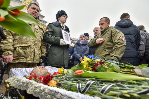 На Майдане 1 февраля 2017 года простились с погибшими бойцами 72 ОМБР. Четверо бойцов погибли в боях 29 января, еще трое - 30 января.